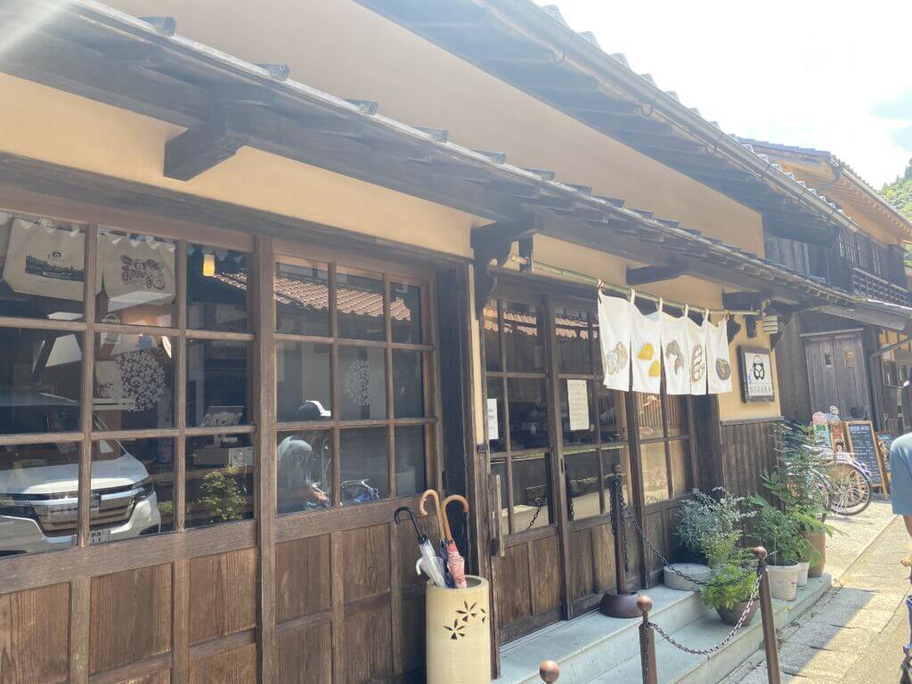 石見銀山のおいしいパン屋さんベッカライ コンディトライ ヒダカ入口