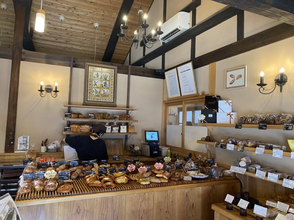 石見銀山ベッカライ コンディトライ ヒダカパン屋さんの店内たくさんのパンが並んでいます