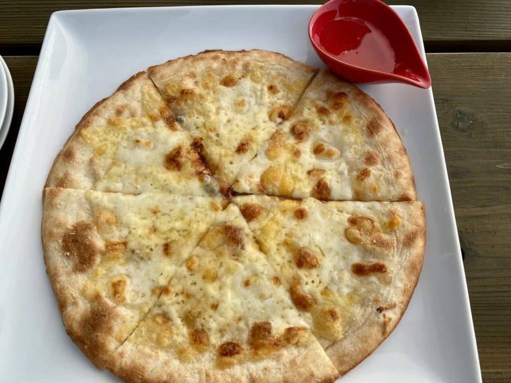 島根県益田市柿の木レストランの４種のチーズとはちみつのピザ