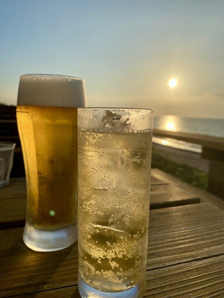 島根県益田市柿の木レストランの海の見えるテラスでビールとハイボール
