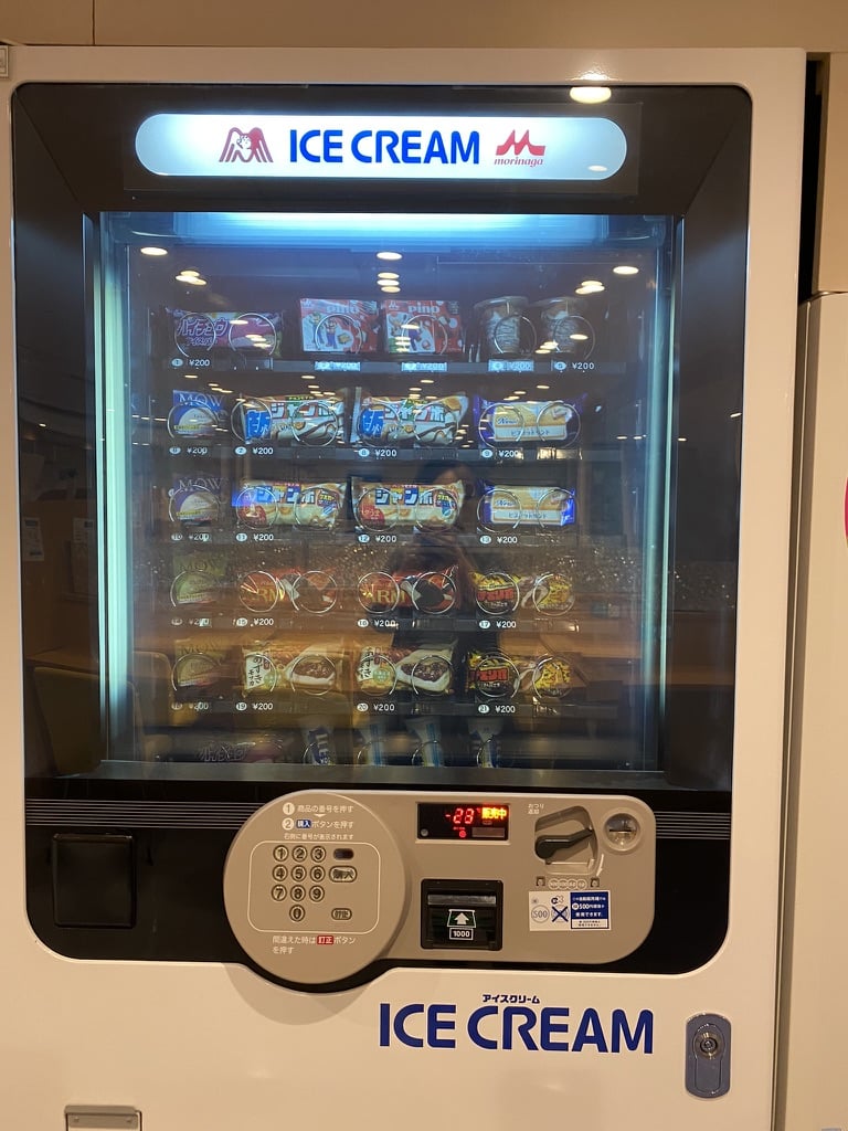 フェリー内に設置された自動販売機の一部、アイスクリーム販売