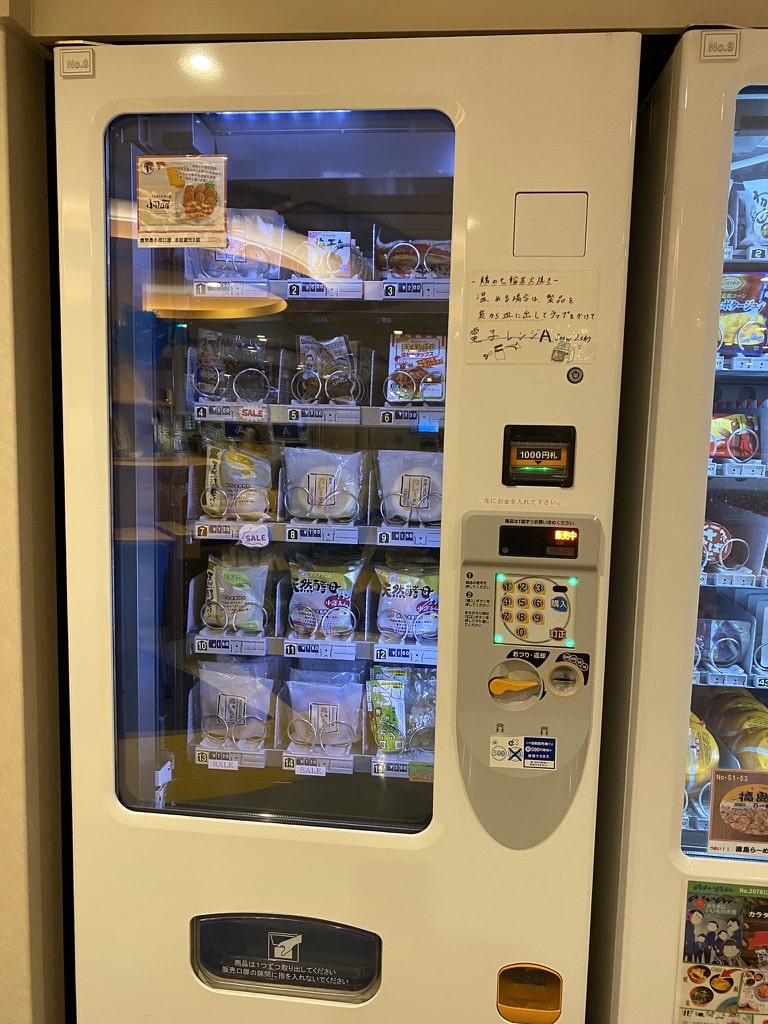 フェリー内に設置された自動販売機の一部、パンを含む多様な食品を販売