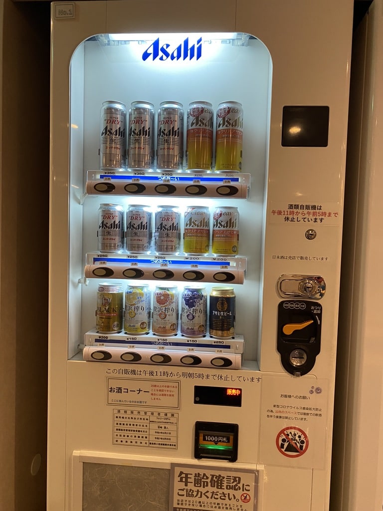 フェリー内に設置された自動販売機の一部、ビール、酎ハイを販売