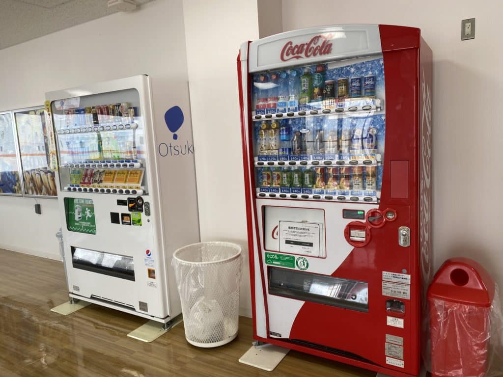 徳島沖洲のフェリー乗り場待合室の自販機
