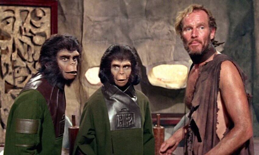 猿のコーネリアス (ロディ マクドウォール) とジラ (キム ハンター)、宇宙飛行士ジョージ テイラー (チャールトン ヘストン)、1968 年の映画『猿の惑星』より