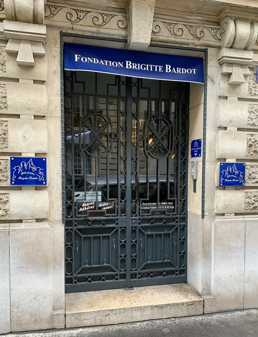 パリにあるブリジット・バルドー財団の本部入口