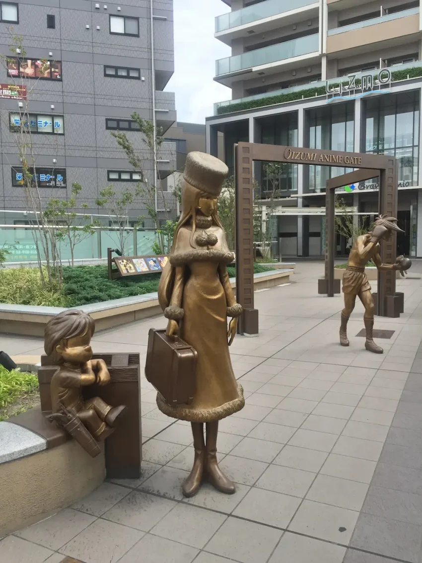 大泉アニメゲートに設置された銀河鉄道999のメーテルと星野鉄郎のブロンズ像。松本零士作品の聖地として知られる大泉学園駅北口の屋外広場