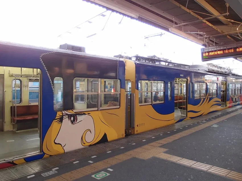 西武池袋線を走る銀河鉄道999ラッピング電車。車体にメーテルの大きなイラストが描かれた特別車両