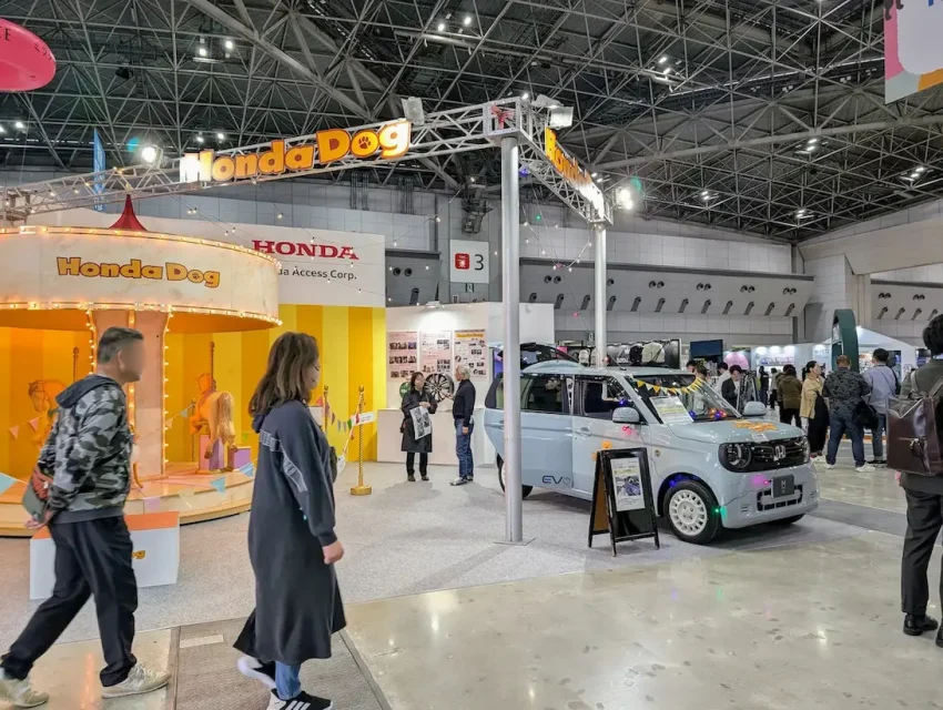 Honda Dogブース。メリーゴーランドとペット向けEV車が展示されている