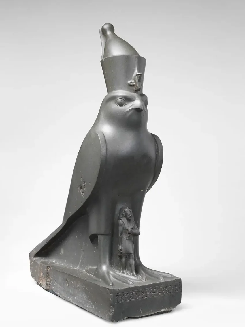 隼の姿をしたホルス神がネクタネボ2世を守る古代エジプトの像